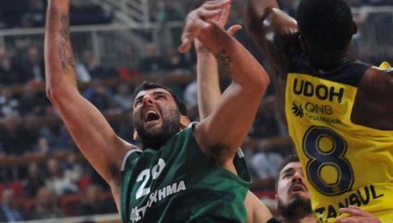 Antonis Fotsis (i), jugador del Panathinaikos. 