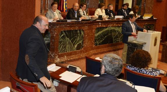 Sánchez ocupa su nuevo asiento en la Asamblea detrás del nuevo presidente.