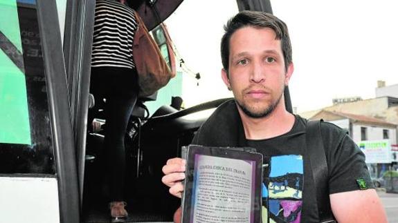 Sergio Moreno, ayer, con el mensaje que ha pegado en varias paradas del tranvía.