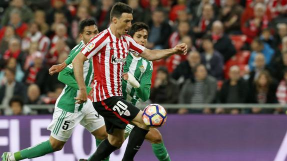 Aduriz, perseguido por dos jugadores del Betis. 