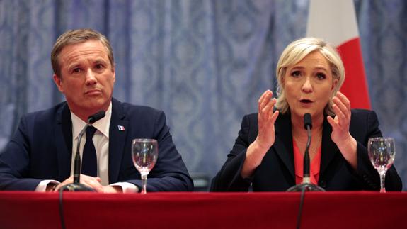 Nicolas Dupont-Aignan y Marine Le Pen.