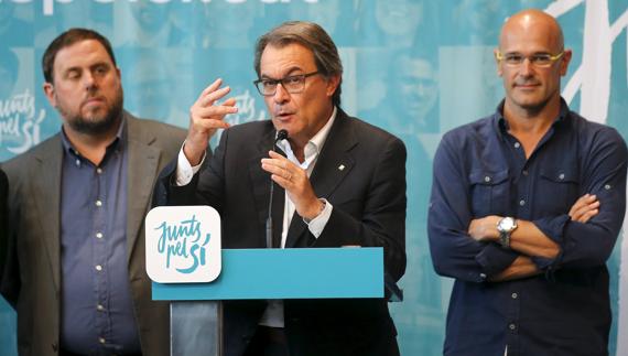 Junqueras (i), Mas (c) y Romeva, durante una conferencia. 