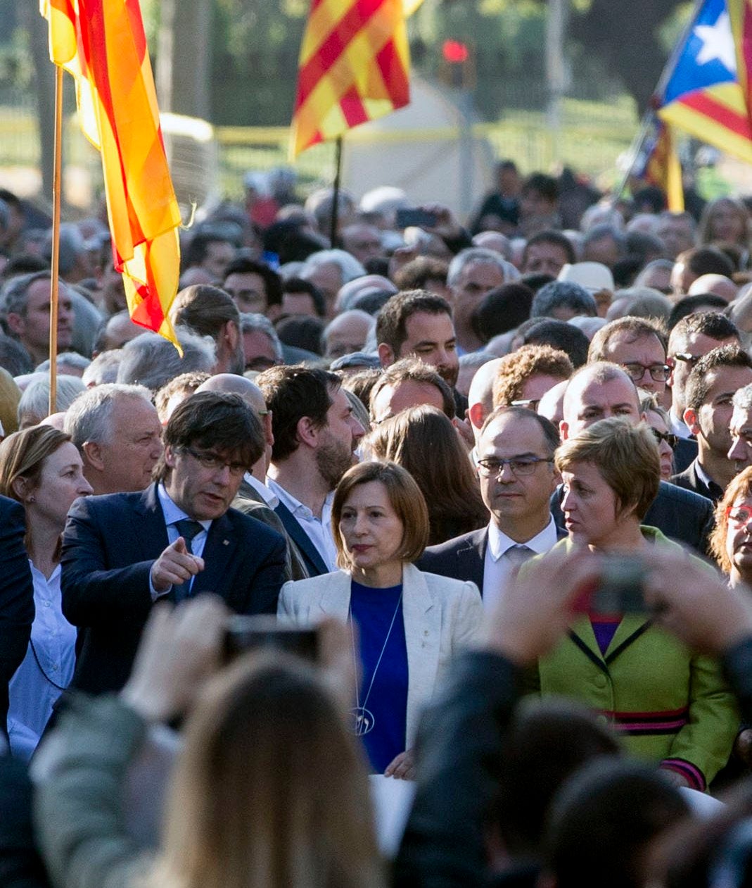 Carme Forcadell (c), la secretaria de la Mesa Anna Simó (d), y el presidente de la Generalitat, Carles Puigdemont (i).