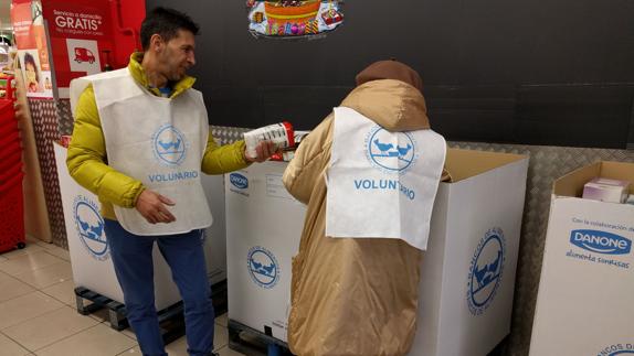 Voluntarios participan en la gran recogida de alimentos.