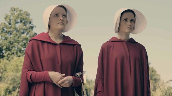 Elisabeth Moss (i) en 'El cuento de la criada'.