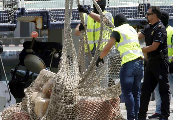 Descarga de cocaína intervenida en alta mar.