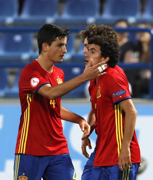 Los futbolistas españoles celebran uno de los tantos. 