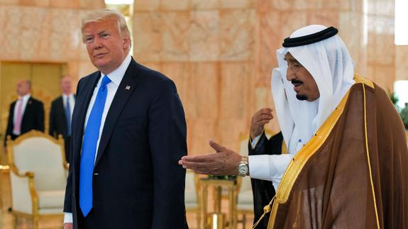 Trump fue recibido por el rey Salman bin Abdulaziz a pie de pista. 