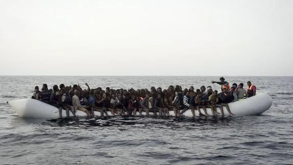 Un barco con inmigrantes cerca de las costas de Libia, en octubre. 