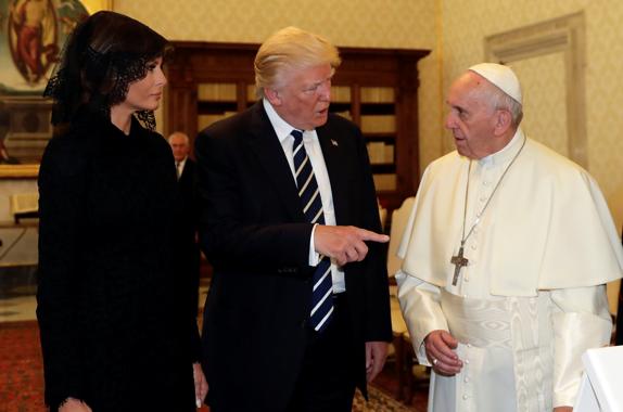 Trump, entre su mujer y el Papa. 