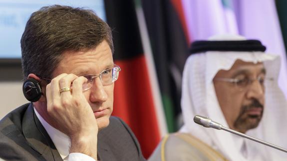 El ministro saudí de Energía e Industria, Khalid Al-Falih (d), y el ministro ruso de Energía, Alexander Novak.