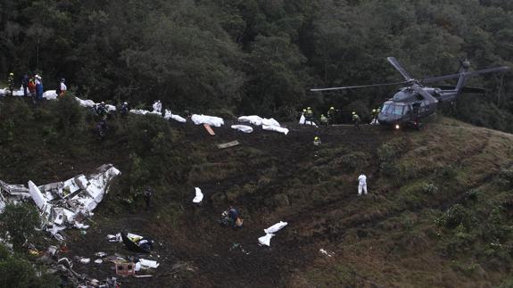 Labores de rescate tras el acciente.