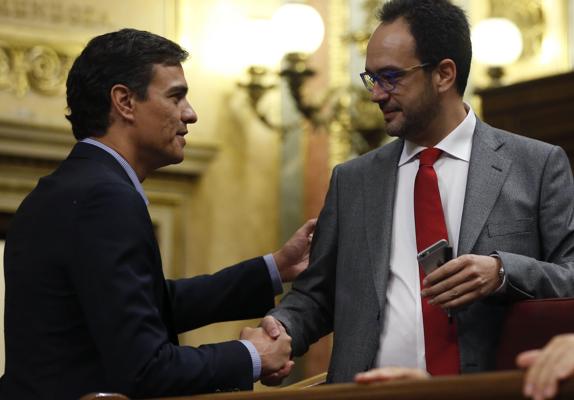 Pedro Sánchez saluda a Antonio Hernando.