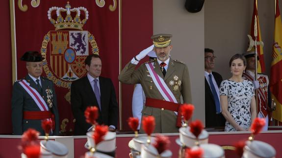 Los Reyes, en el desfile del Día de las Fuerzas Armadas..