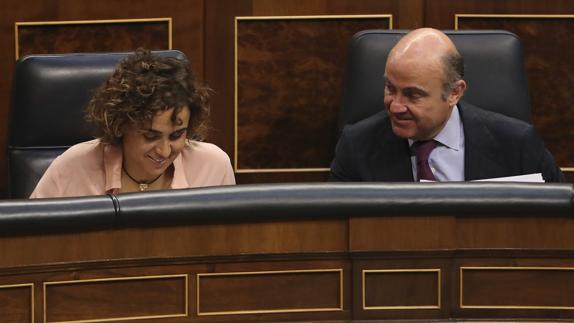 Dolors Montserrat y Luis de Guindos en el pleno de los Presupuestos.