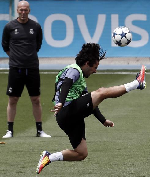 Isco entrena en Valdebebas ante la mirada de Zidane. 