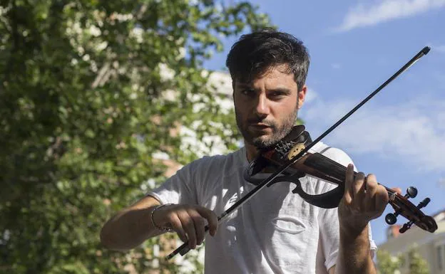 José Asunción, con su violín. 