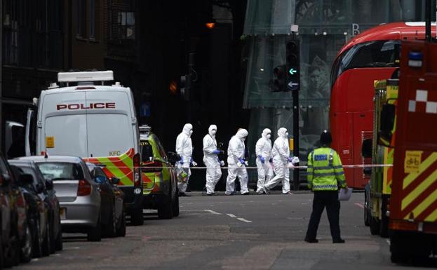 El Puente de Londres, acordonado por la Policía.