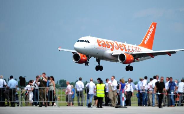 Avión de Easyjet aterrizando en Berlín.