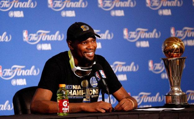 Kevin Durant, junto al trofeo.