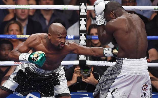 Mayweather (i), durante un combate de boxeo. 