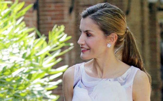 La historia del primer vestido de la Reina Letizia