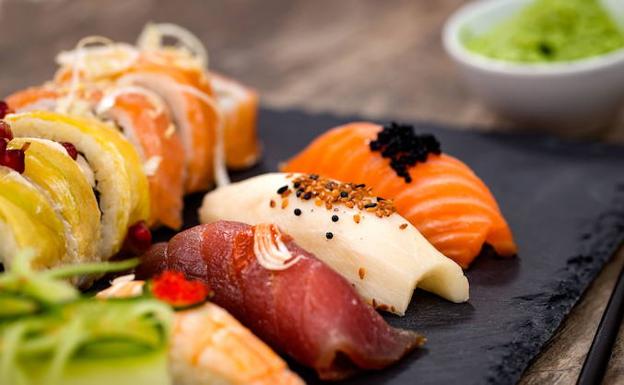 Diferentes piezas de sushi en un restaurante japonés. 