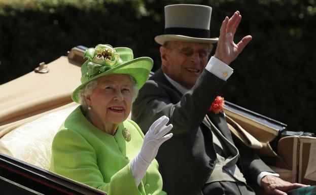 El duque de Edimburgo con la reina Isabel II.