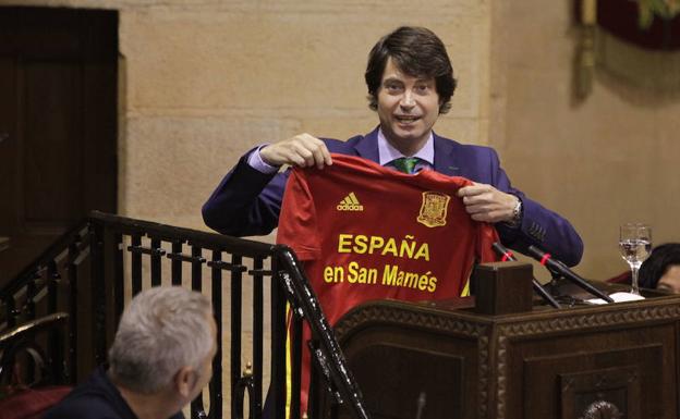 Javier Ruiz (PP) pidió el mes pasado que las Juntas solicitasen un encuentro de 'La Roja'. 