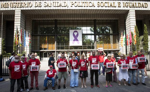 Miembros de la Plataforma de Afectados por la Hepatitis C se concentraron ayer ante Sanidad. 