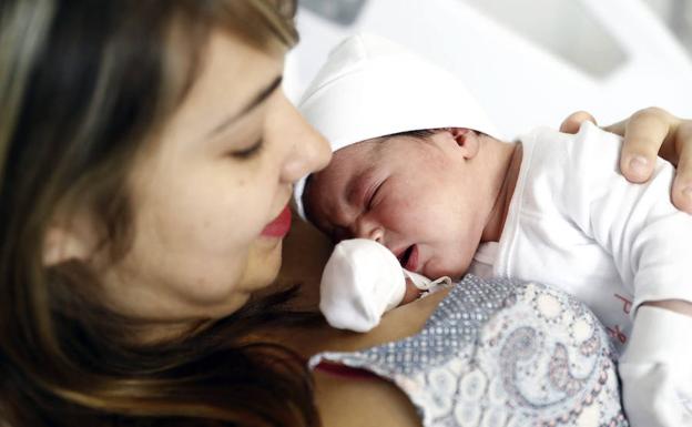 Un bebé recien nacido.