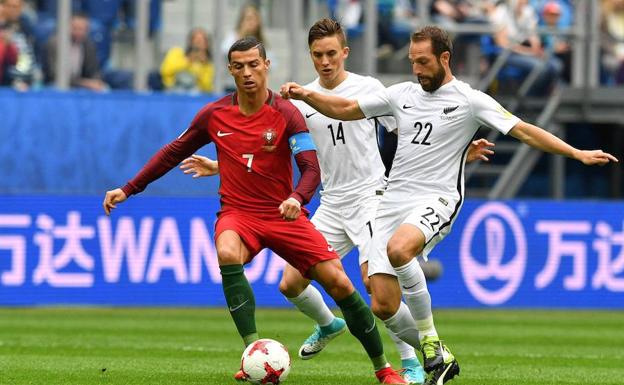 Cristiano Ronaldo, frente a dos jugadores de Nueva Zelanda. 