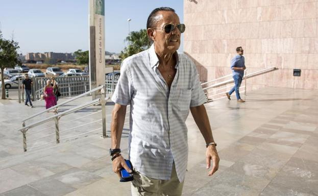 Julian Muñoz a su llegada a la Audiencia Provincial de Málaga.