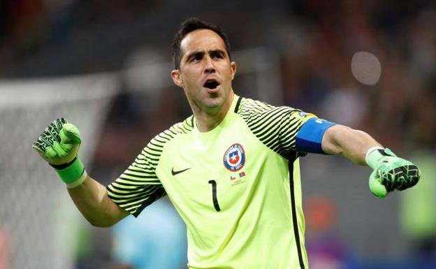 El portero chileno Claudio Bravo celebra una de sus paradas decisivas. 