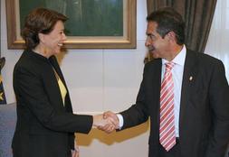 Revilla firmó ayer con la ministra de Fomento un convenio en materia de salvamento marítimo. / FOTOPRENSA