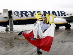 De esta manera se presentó esta mañana el presidente de Ryanair en el aeropuerto de Parayas. / EFE