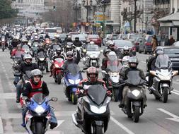 Varios centenares de motos se manifiestan para pedir la sustitución de los quitamiedos