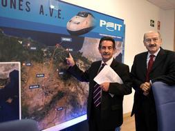 Revilla y Mazón, esta mañana, junto al mapa de trayectos del AVE. / ROBERTO RUIZ