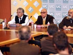 Antonio Orihuela, Francisco Peralto y Antonio Montesino en el acto del Paraninfo de la UC . / R. RUIZ
