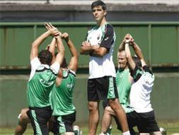 López Muñiz observa a sus jugadores durante la primera sesión de entrenamiento del Racing de esta temporada./EFE.