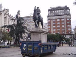 La estatua ecuestre del dictador, en la plaza del Ayuntamiento de Santander./SE QUINTANA
