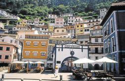 Las casas colgadas de una villa marinera del litoral Cantábrico