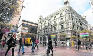 Edificio de Banesto en la calle Hernán Cortés, construido en 1900. / Roberto Ruiz