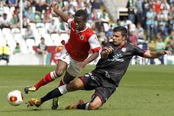 Koné intenta llevarse el balón ante la presión de un rival del Zamora en el partido del domingo. :: Foto: Celedonio.