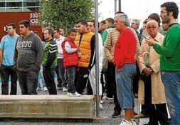 Concentración de aficionados del Racing ante la sede de Corelia el pasado 9 de septiembre. /Sane.