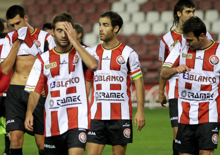 Los jugadores de la Sociedad Deportiva Logroñés se retiran de Las Gaunas tras empatar con el Marino de Luanco (2-2) en la segunda jornada de la presente Liga. /                             Díaz Uriel