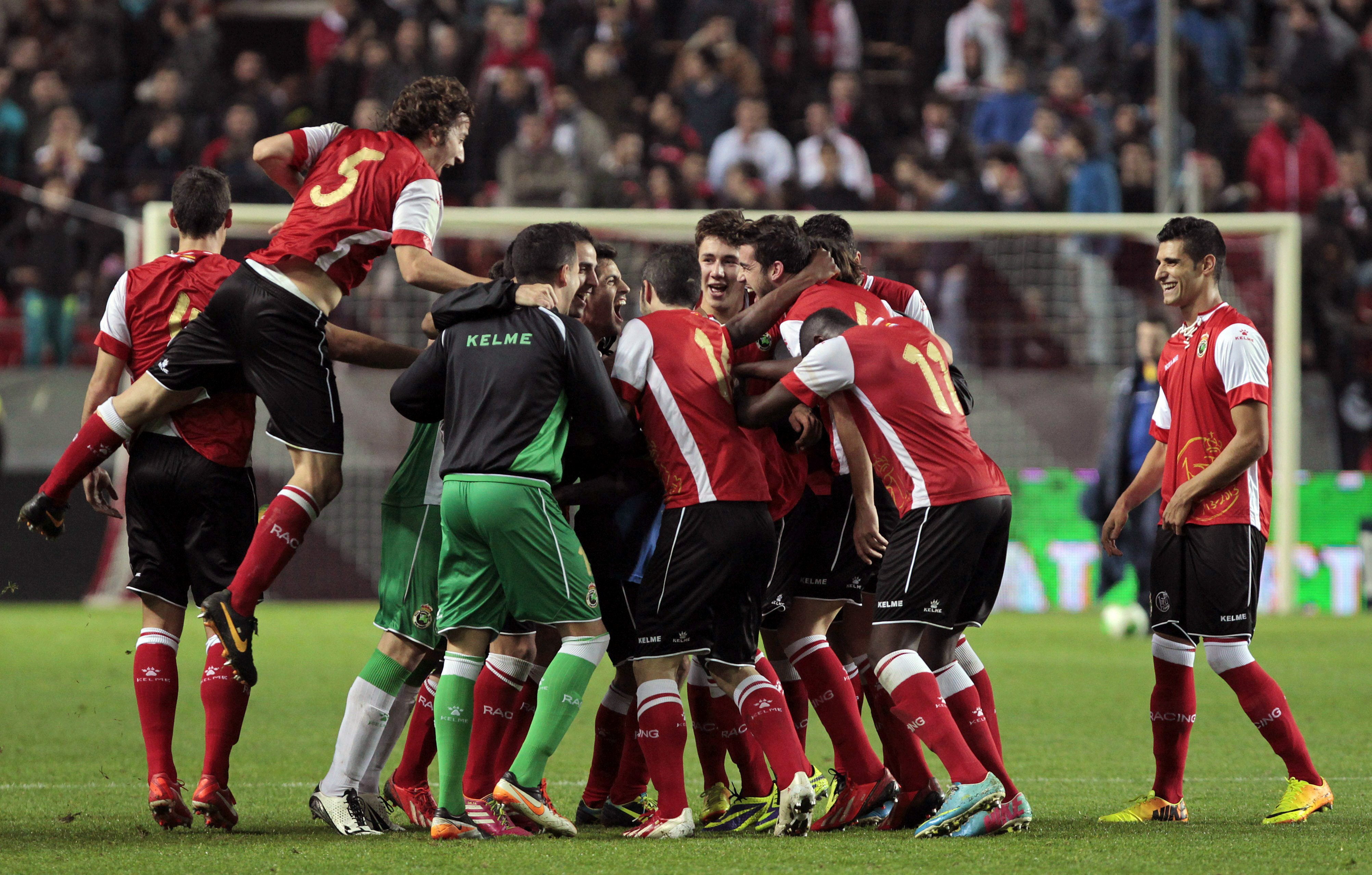 El Racing se disfraza de 'Primera' para apear al Sevilla
