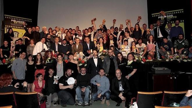 Galardonados,autoridades y organizadores del festival posaron para la tradicional foto de familia.