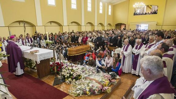 Multitudinaria despedida al padre Pico