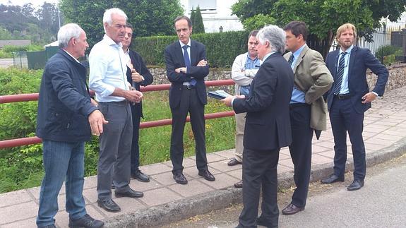 Samuel Ruiz, en el centro, explicó la propuesta a las autoridaces locales y responsables de la Confederación Hidrográfica y de la Demarcación de Carreteras. 